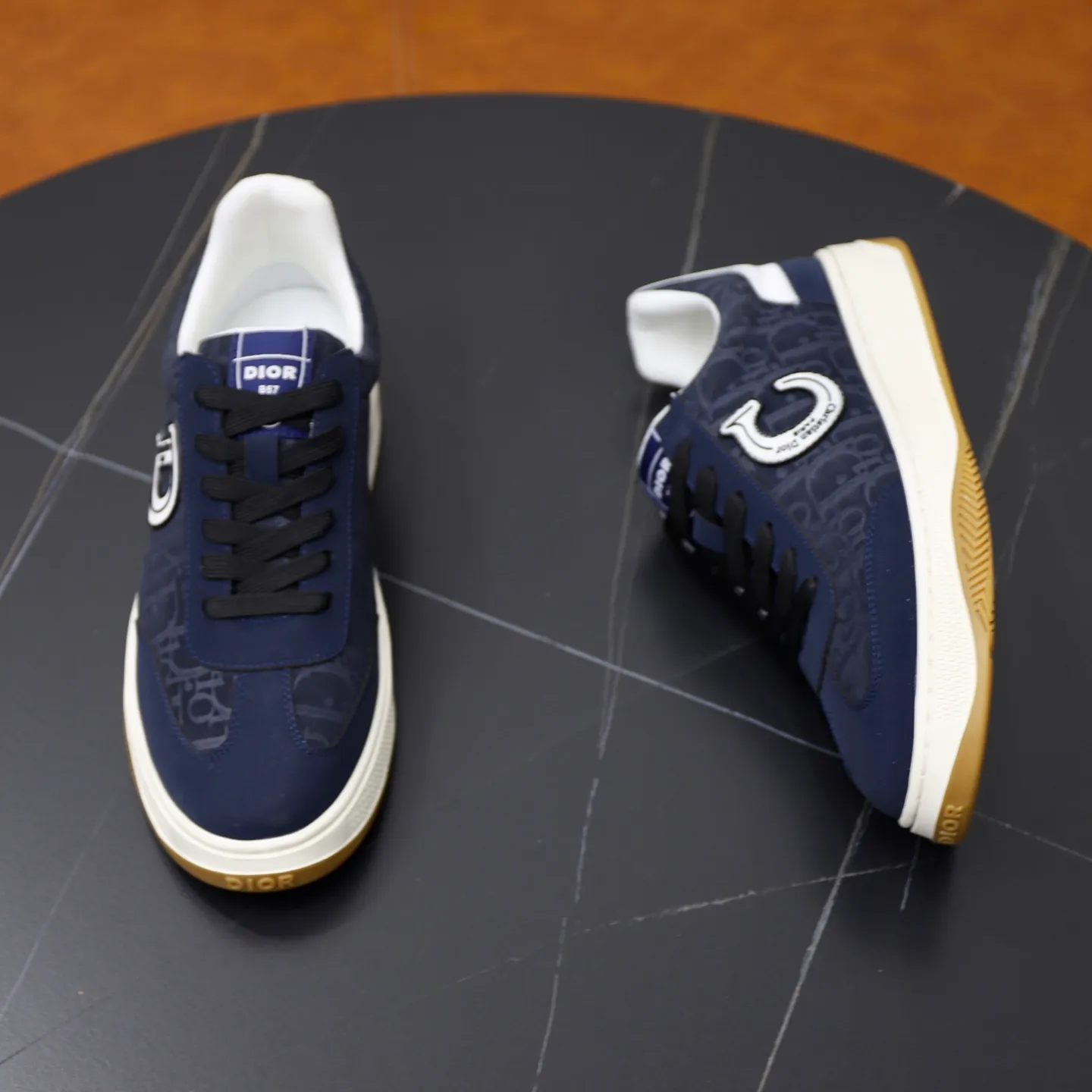 Ex-factory price: 400💰🙅‍♂️🙅‍♂️🙅‍♂️ Brand: Dior DIOR Standard code: 38-44 (45 customized) Grade: Same as the official website Material: Original cowhide material spliced with brand cloth Comfortable and breathable lining Lightweight and wear-resistant sports outsole Style category: Men's fashion casual shoes Running sports shoes Distinguished luxury brand elements Top luxury color: actual picture color